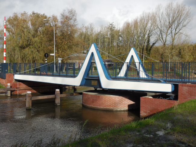 Eekwerderdraaibrug-bij-Wirdum