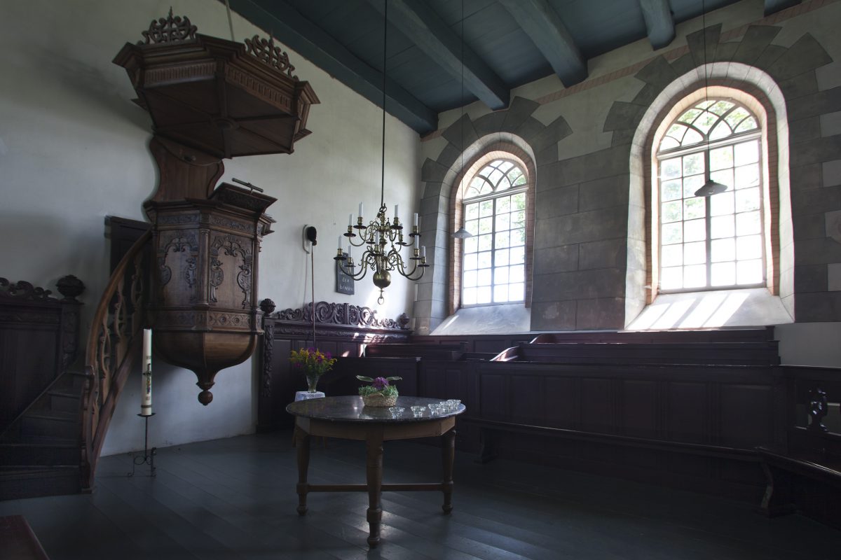 Binnenkijken in de kerk van Eenum