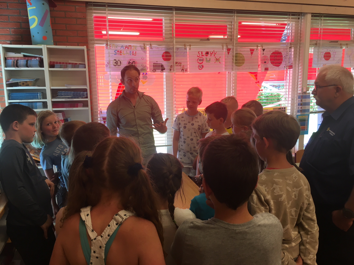 Veiligheidsregio Groningen geeft les op school in Zeerijp over aardbevingen
