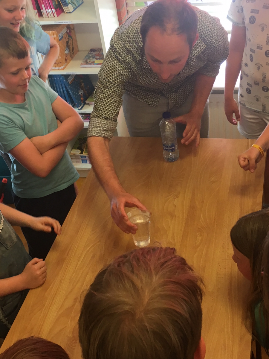 Veiligheidsregio Groningen geeft les op school in Zeerijp over aardbevingen